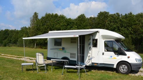 Welcome 74 – Nice 2-person Chausson "freedom and comfort on wheels" for B driving license