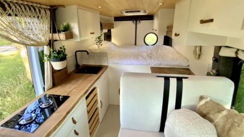 Luxurious off-grid bus from 2021 with a super atmospheric interior 