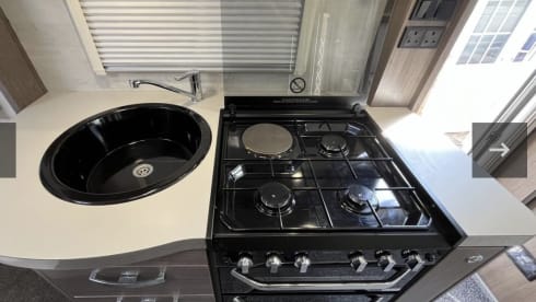 Queenie – Eldiss Majestic 250 - luxury 4 berth with extras 