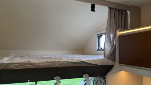 Camper met enkele bedden en alkoof!