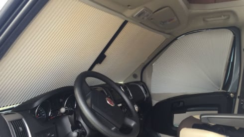 Modern Camper, automatic with air conditioning, TV and bicycle lift💪 fully equipped!