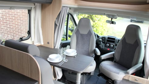 2/25 – Compact and luxurious 2-person camper with fixed bed in the back!