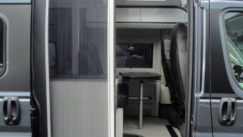 Remco – Luxury Adria Twin with 9-speed automatic transmission and longitudinal beds