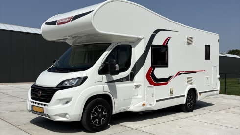 Camper Challenger a 7 posti con vano portaoggetti integrato, modello 2019.