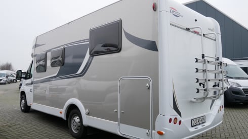 Carado Half Integral, Queen Bed, Lift Bed!!