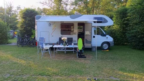 Nice 6 person Knaus Sun Traveler family camper