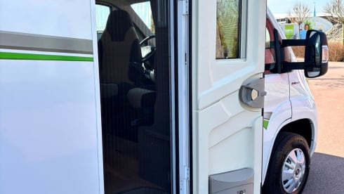Compact luxury 4 pers. camper 2021 with lots of living space. Euro6 / 140hp 