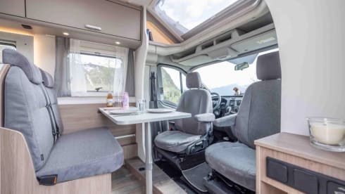 Brom – 4p Carado from 2024, semi-integrated new camper