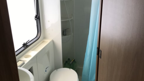 Freedom in the self-sufficient and spacious alcove mobile home