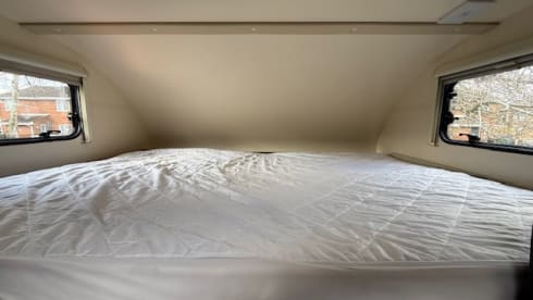The Escape Pod – Comfortable and modern family Rollerteam motorhome - Free insurance 