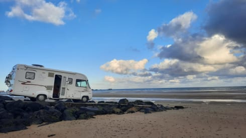 Let op!!! Prijs is inclusief dagverzekering goboony! – Beautiful camper for rent! With a fixed bed and fully furnished!