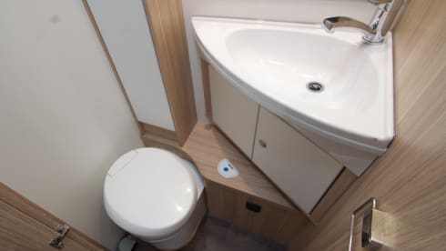 Sunlight T65 – Très beau camping-car Sunlight spacieux pour 4 personnes de 2023, beaucoup d'espace de rangement.