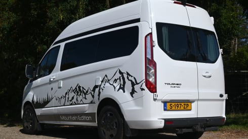 2p 131PK Ford buscamper uit 2017