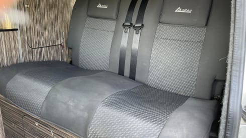 Dora the Explorer – VW Transporter Campervan | Sleeps 4 | Pop-Top Adventure Van