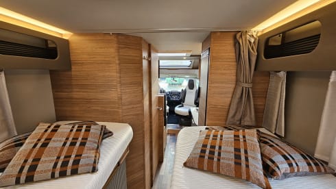 Weinsberg CaraCompact-2 – Ultimate Freedom for Couples! Luxury Camper with Single Beds and XL Garage