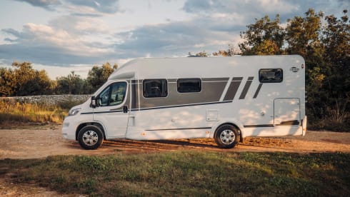 Carado T459 Automaat – Experience the freedom! Very spacious luxury - Queen bed - separate shower