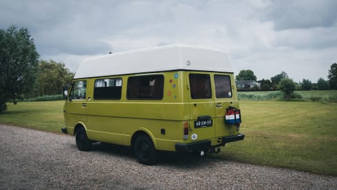 Manfred – VW LT28 - Atmospheric 2p camper bus from 1976