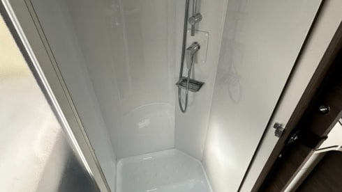 4p 2018 McLouis 473g Carat semi-integrated with pull-down bed