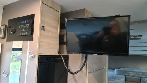 L199VP – Chausson 777GA Automatic Titanium VIP very luxurious, km free
