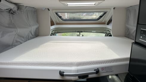 17/18 – Luxurious, comfortable camper with 2-person fixed bed and 2-person lifting bed!