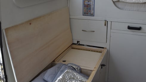 Barry – Unique off-grid oldtimer Mercedes 508 camper