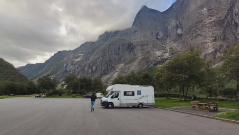 Family camper with XL garage and a cozy sitting area! (6Person)