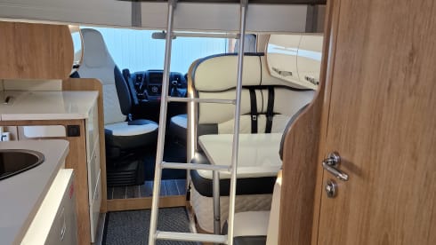 5 belts and 6 berth Fiat AutoRoller 747  year 2021