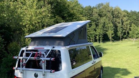 Guus (dan denk je aan brabant) – Red and white Volkswagen T5