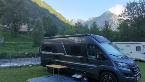 Remco – Luxury Adria Twin with 9-speed automatic transmission and longitudinal beds