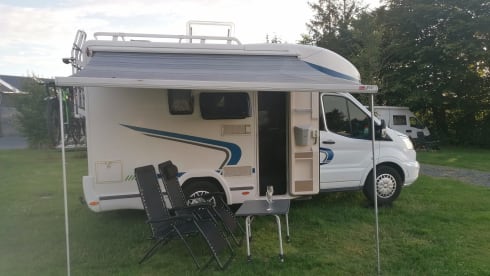 Compact 4-seater Volkswagen campervan 