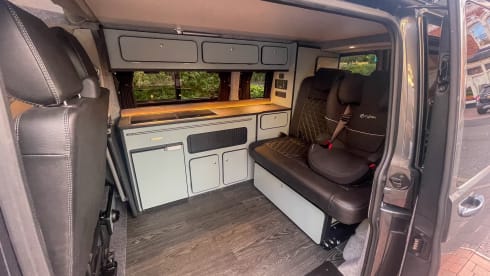 Volkswagen campervan met 4 slaapplaatsen, bouwjaar 2021.