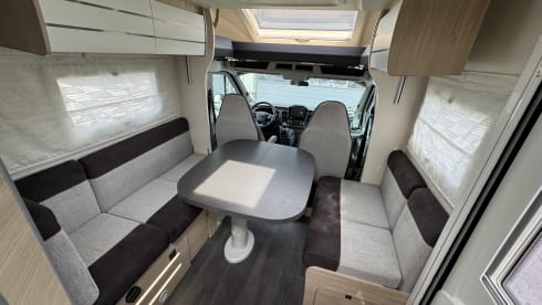 Chausson teilintegriertes Wohnmobil für 5 Personen