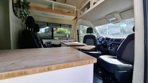 4p VW Crafter offgrid bus uit 2026 met lengtebed, daktent en fietsendrager