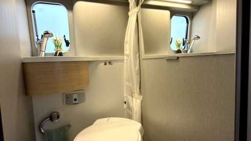 Making Memories 10 – Hymer Free 602 Automatik, Baujahr 2024, mit Aufstelldach und Fahrradträger für 4 Personen