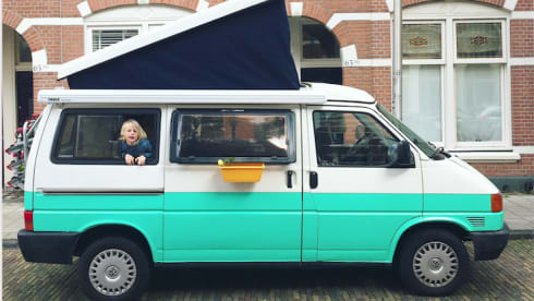 Bessie – 4p Volkswagen T4 campervan with lifting roof