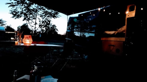 Ford Campervan met groot bed & uitschuifbare keuken 