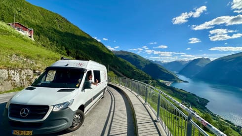 camping-car de luxe avec lit longitudinal