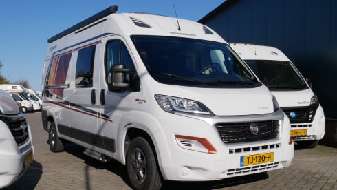 Weinsberg Carabus 601, 4 sleeping 4 seats, with awning.
