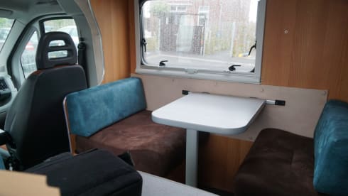 McLouis – Neat 6 person McLouis alcove camper with bunk bed