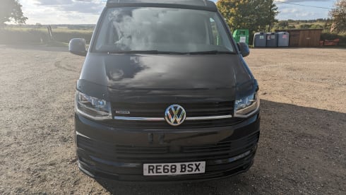 Black Beauty – 4 berth 4WD Automatic VW Transporter