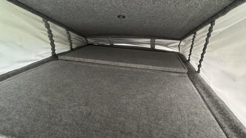 Bonnie – Mazda campervan met 3 slaapplaatsen uit 2002