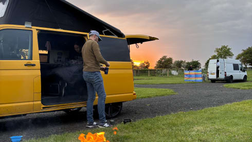 Bumble Bee – 4 berth Volkswagen campervan from 2017