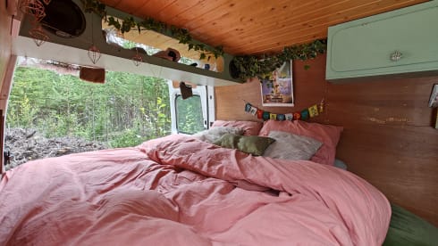 To the 'MOON' and back – Cozy 2p Renault campervan from 2004