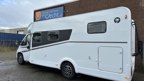 17/18 – Luxurious, comfortable camper with 2-person fixed bed and 2-person lifting bed!