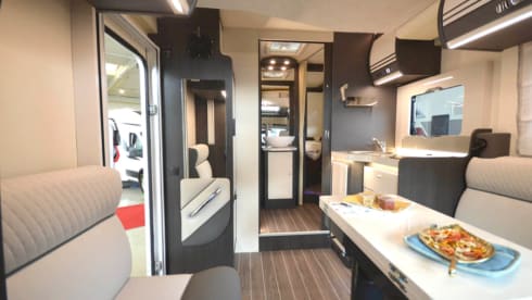 Roller Team 266 TL – Modern motorhome (2022) with luxurious queen-size bed and separate wellness area.