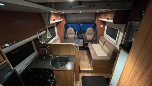 Spacious 4-5 person camper, Fiat Ducato- Adria Matrix 