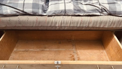 Readers (ready for anything) – 2 berth Volkswagen campervan from 2002