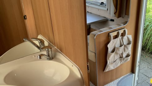 Light and spacious family camper with bunk beds