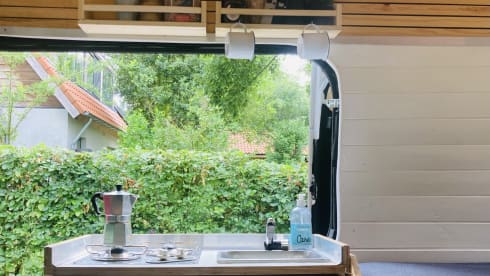 Campervan per 2 persone autosufficiente dal punto di vista energetico con terrazza prendisole (e altezza interna di 193 cm)