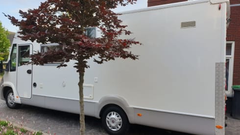 Aventura! – Spacious modern camper for family or (sports) events XL